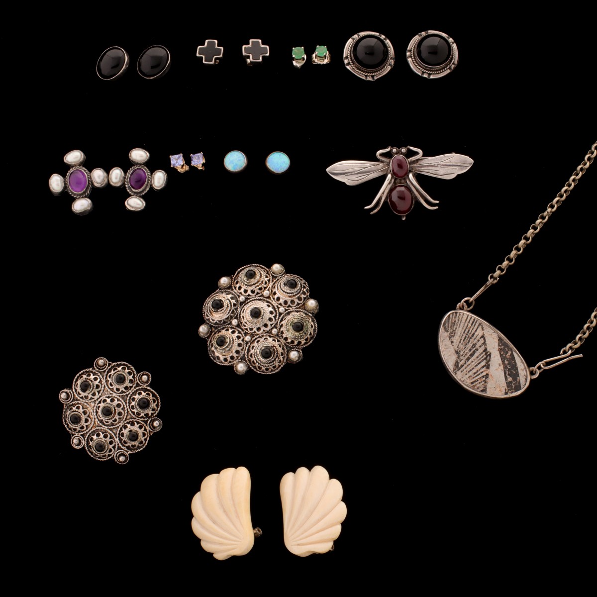 A COLLECTION OF STERLING JEWELRY WITH GEMS