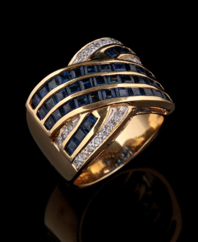 A SAPPHIRE RING WITH DIAMONDS AND 14K GOLD