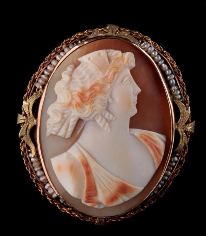 AN ANTIQUE CARVED SHELL CAMEO PIN / PENDANT IN 14K