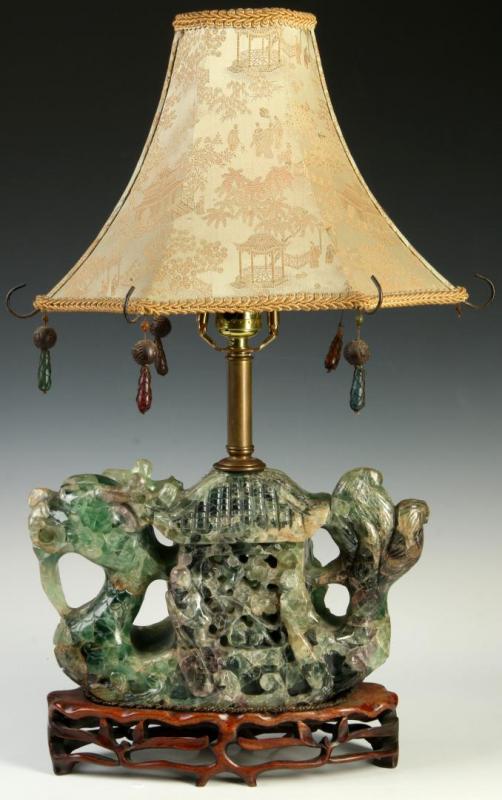 AN EARLY 20TH C. CHINESE CARVED QUARTZ TABLE LAMP