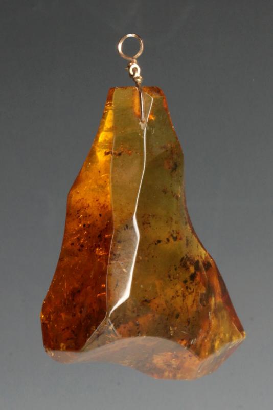 A LARGE AMBER CHUNK PENDANT WITH GOLD WIRE BAIL