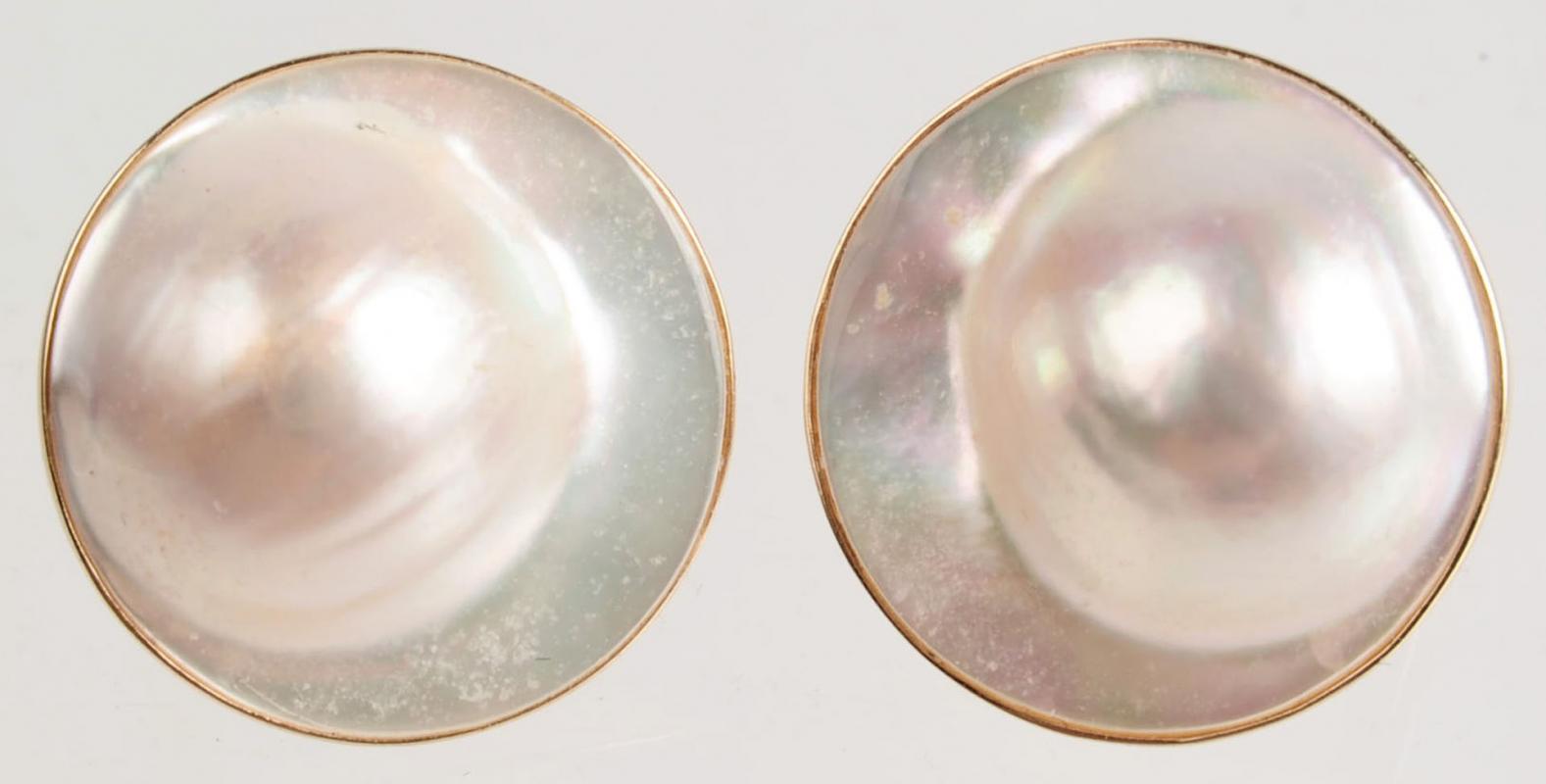 A PAIR OF 14K GOLD BLISTER PEARL EARRINGS