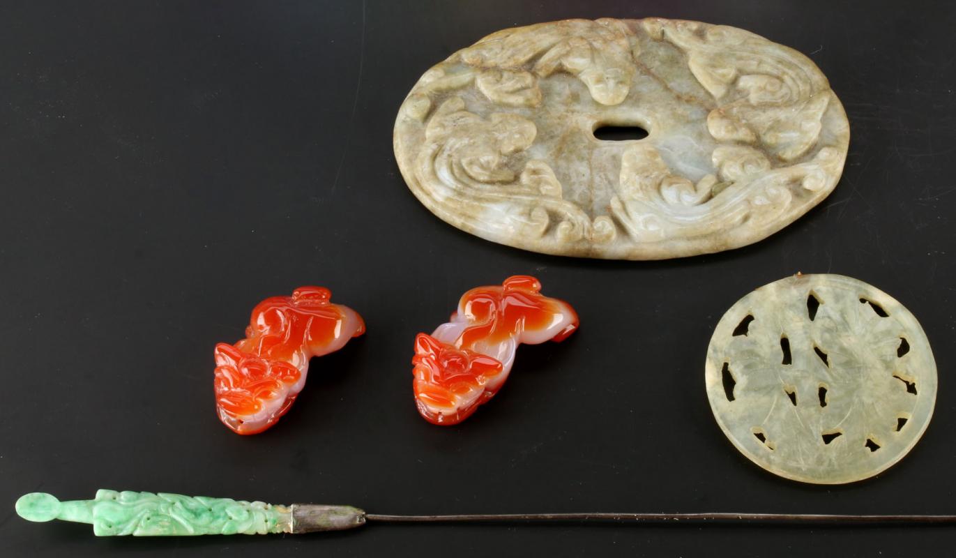 A COLLECTION OF CARVED JADE, AGATE AND MARBLE OBJECTS