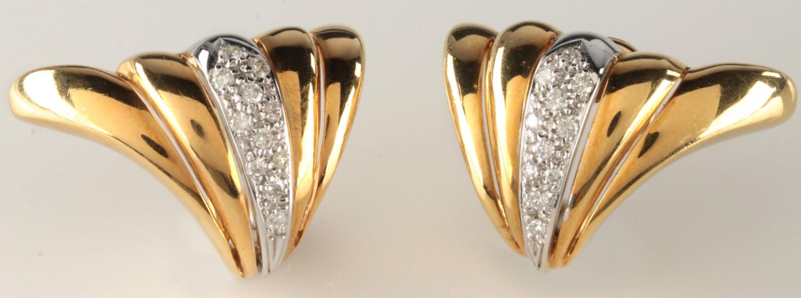 A PAIR OF 18K GOLD AND DIAMOND EARRINGS