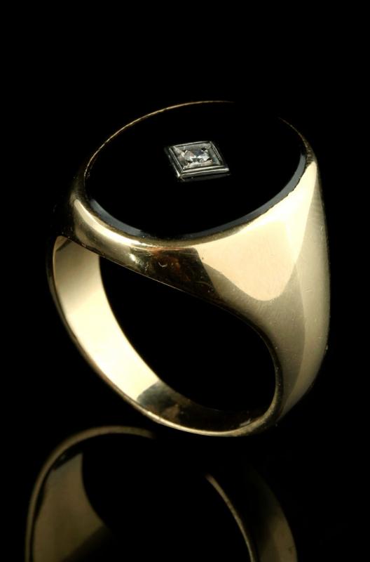 A GENT'S 14K GOLD ONYX AND DIAMOND RING