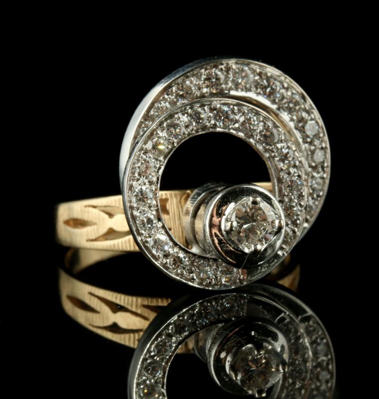 A 14K GOLD FASHION RING WITH PIVOTING DIAMOND SPIRAL