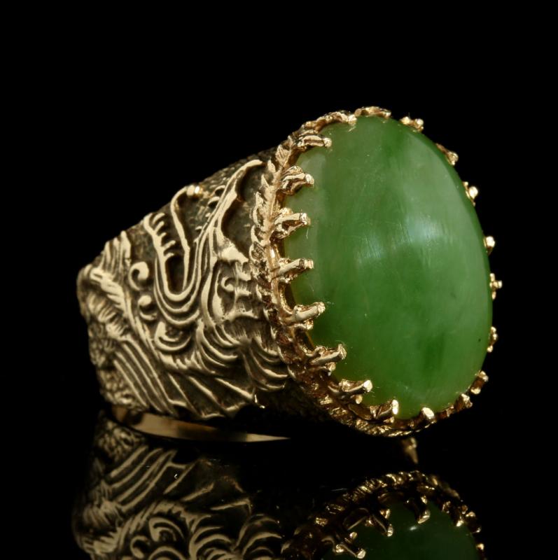 A 14K GOLD AND JADE RING WITH DRAGON MOTIF