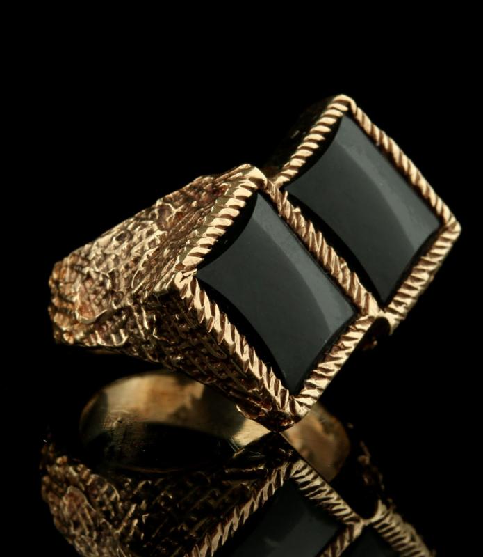 A 14K GOLD GENT'S RING WITH ONYX