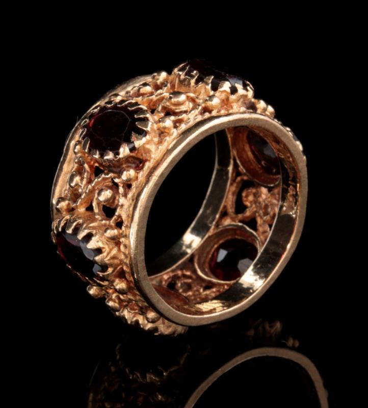 A 14K GOLD RING WITH GARNETS 