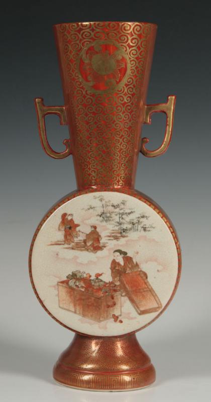 AN EARLY 20TH CENTURY KUTANI VASE 13 INCHES HIGH