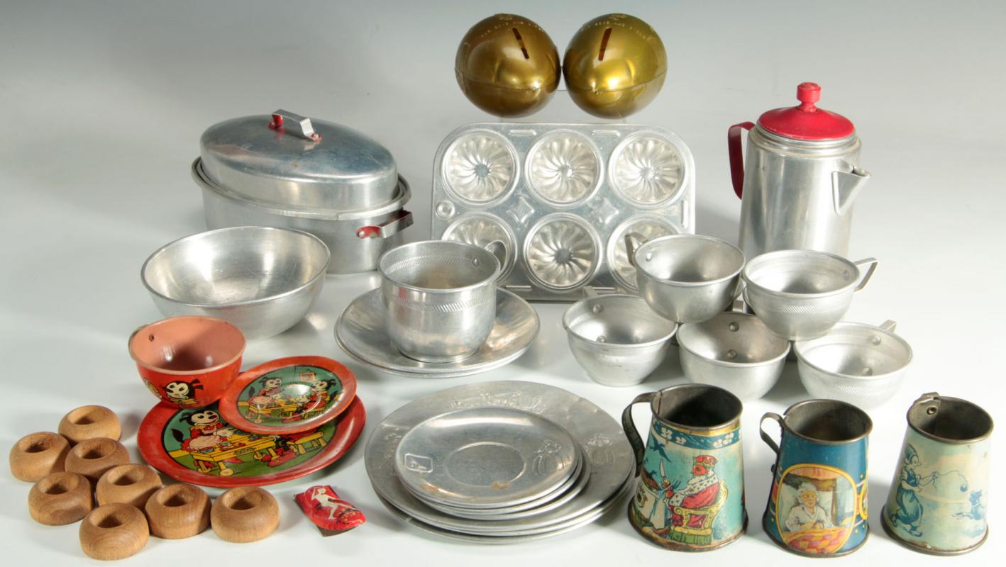 A COLLECTION OF VINTAGE TIN DOLL DISHES