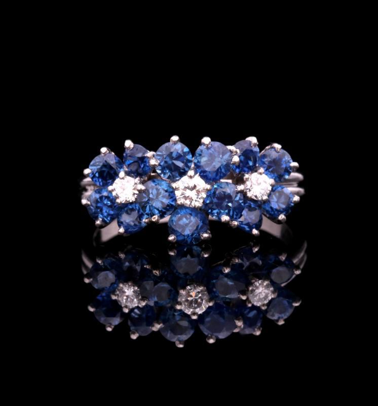 A DIAMOND AND PLATINUM FASHION RING WITH BLUE GEMS