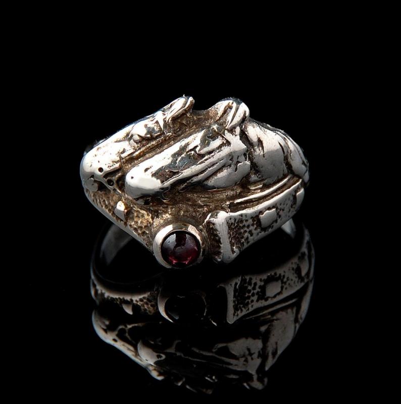 A GENT'S .800 SILVER RING WITH HORSES