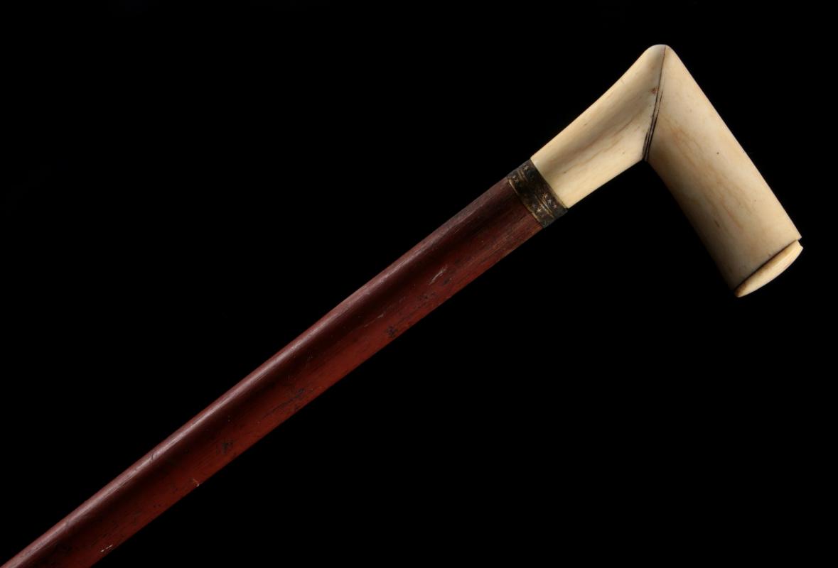 A 19TH C. MAHOGANY WALKING CANE WITH HORN HANDLE