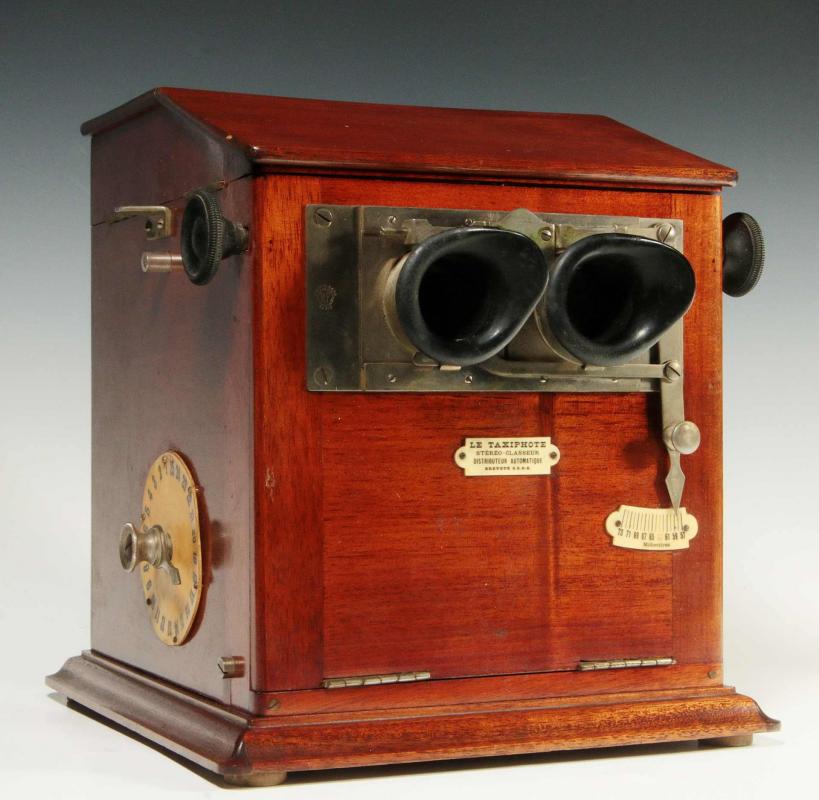 A FRENCH RICHARD FRERES 'TAXIPHOTE' STEREO VIEWER