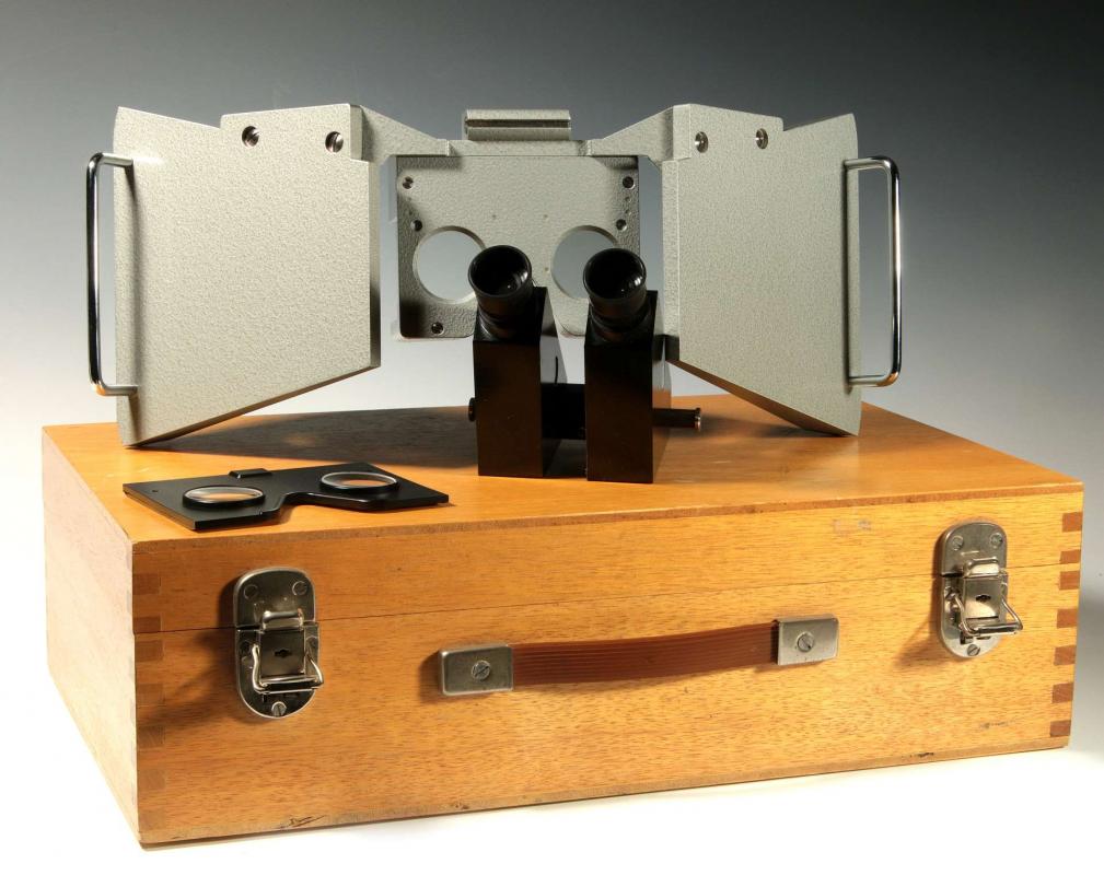 A CARL ZEISS AERO-TOPOGRAPH STEREOSCOPE, WITH CASE