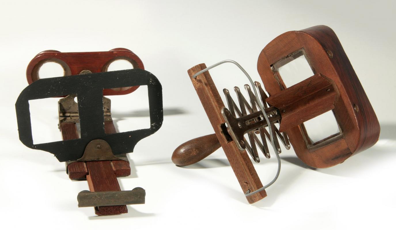 AN UNUSUAL 'LAZY TONG' PATENTED STEREOSCOPE 1 OF 2