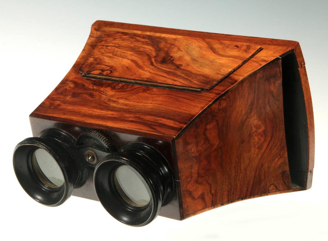 A GOOD 19TH C. BREWSTER TYPE STEREOSCOPE
