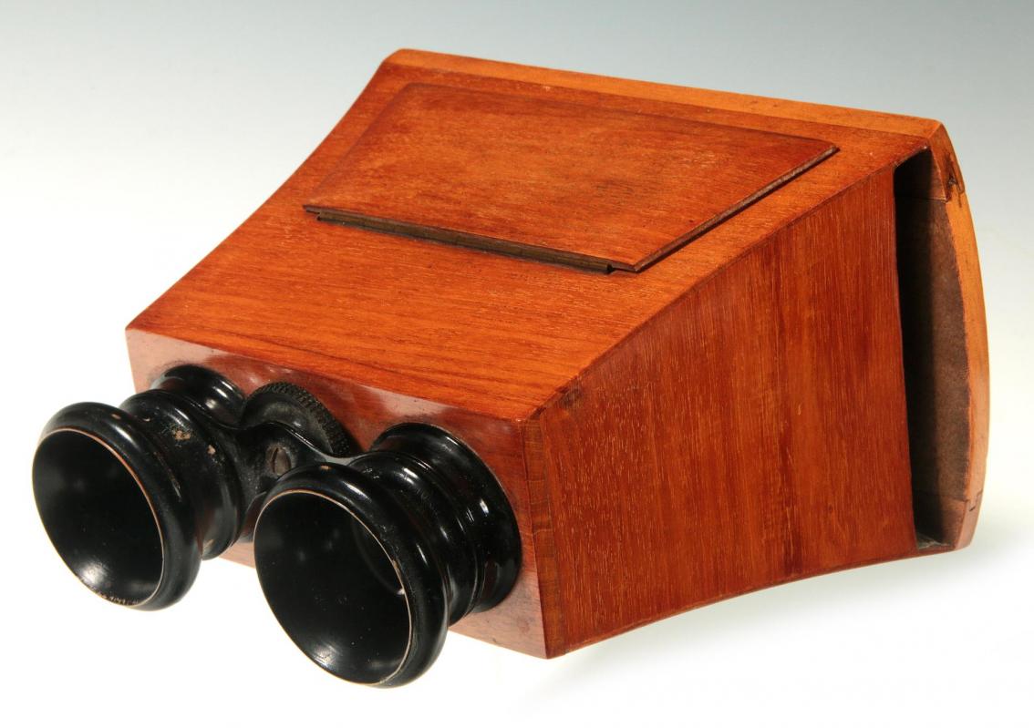 A 19TH C. BREWSTER TYPE STEREOSCOPE