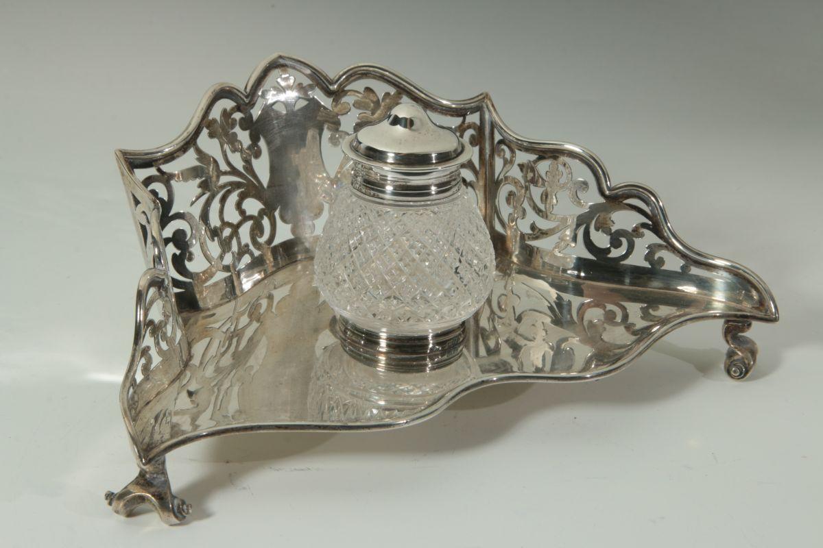 A 1900 LONDON STERLING INKWELL WITH CUT CRYSTAL