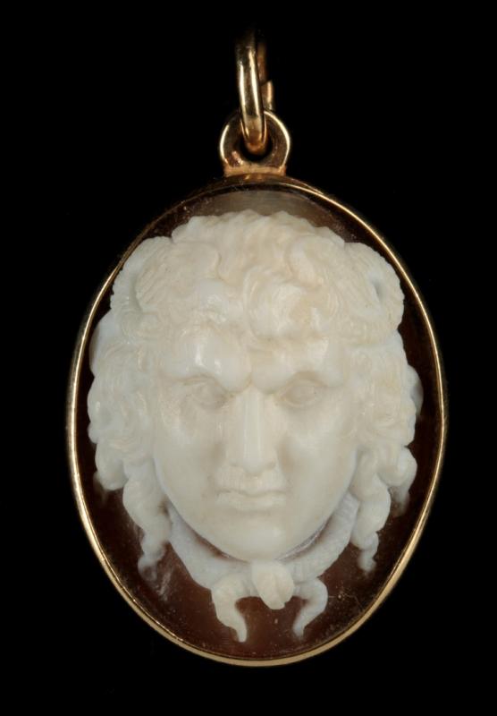 A ZEUS AMMON CARVED SHELL CAMEO PENDANT 