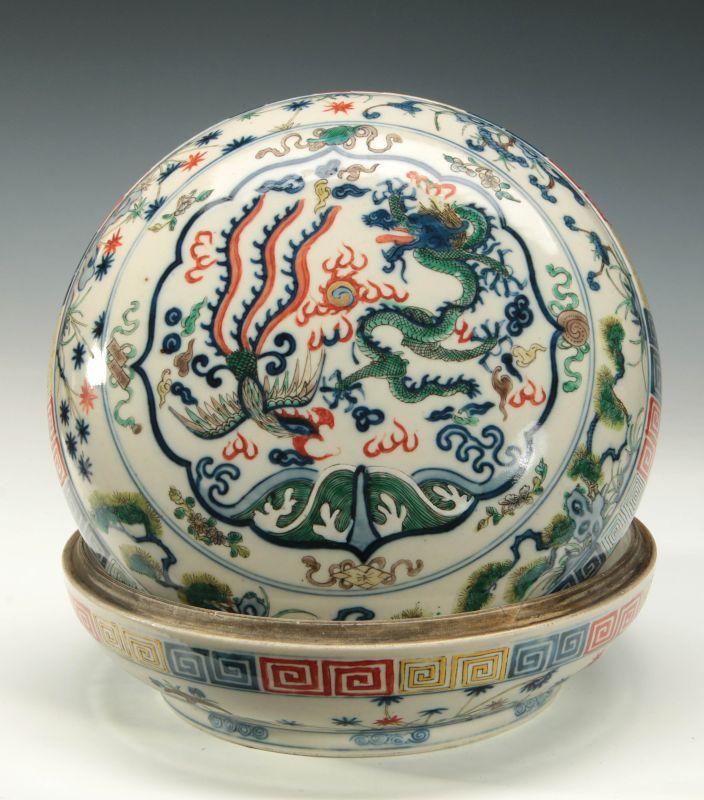 A LARGE AND EARLY WUCAI PORCELAIN COVERED BOX