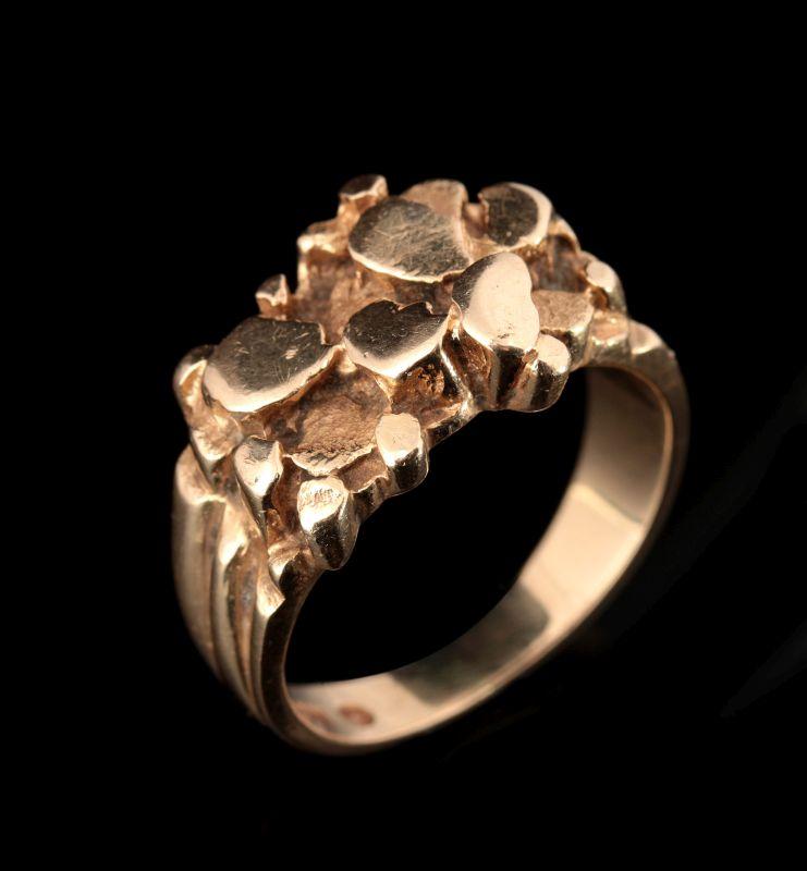 A 14K GOLD NUGGET FASHION RING