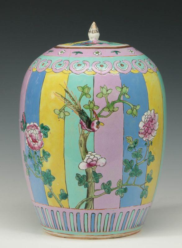 A 19TH CENTURY CHINESE PORCELAIN COVERED VASE