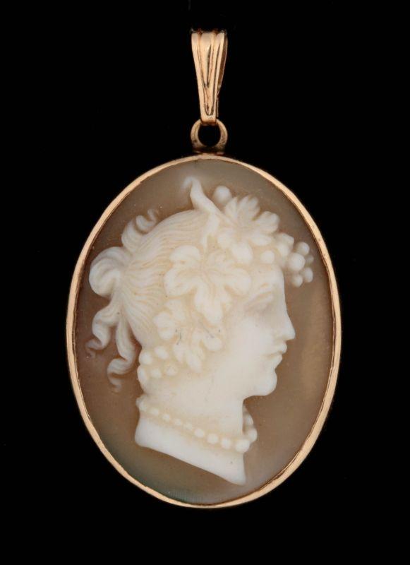 A CARVED SHELL CAMEO BROOCH IN 14K GOLD PENDANT