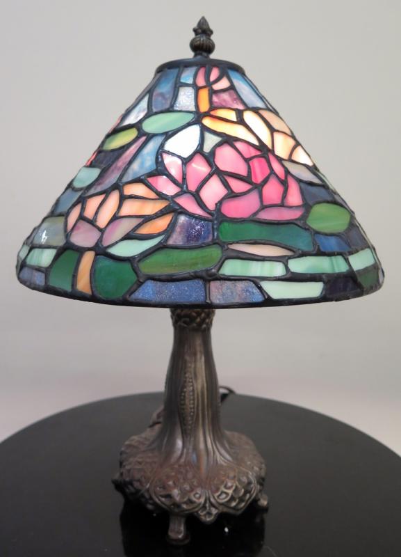 A DALE TIFFANY LAMP WITH STAINED GLASS SHADE