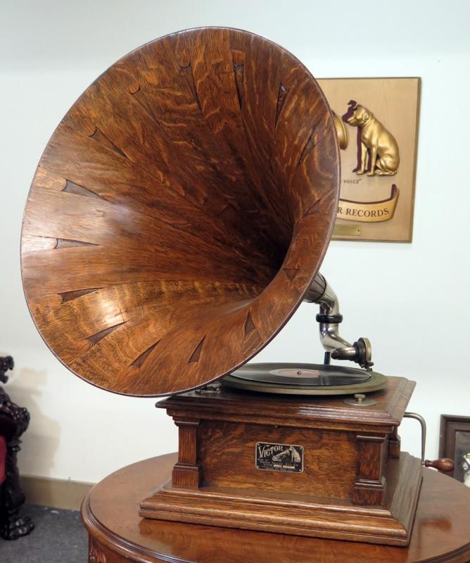A VICTOR V PHONOGRAPH WITH OAK SPEARTIP HORN