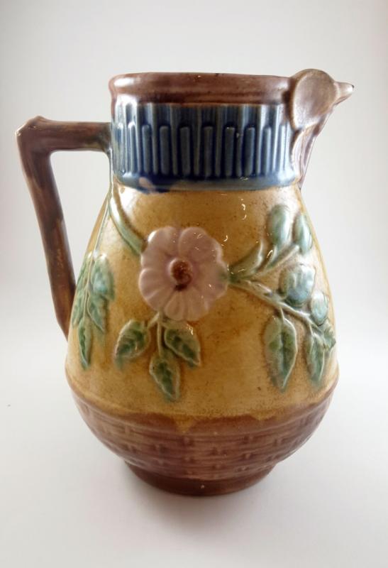 AN ANTIQUE MAJOLICA POTTERY PITCHER