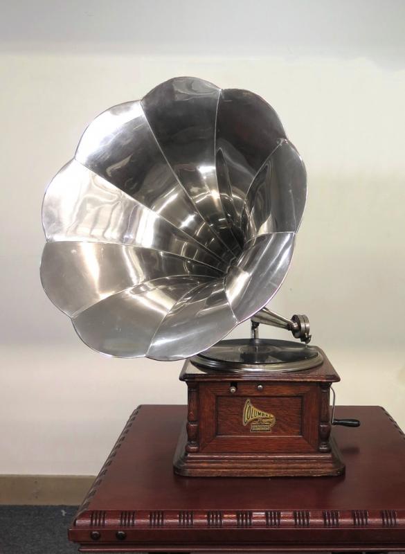 A COLUMBIA BI 'STERLING' GRAPHOPHONE WITH NICKEL H