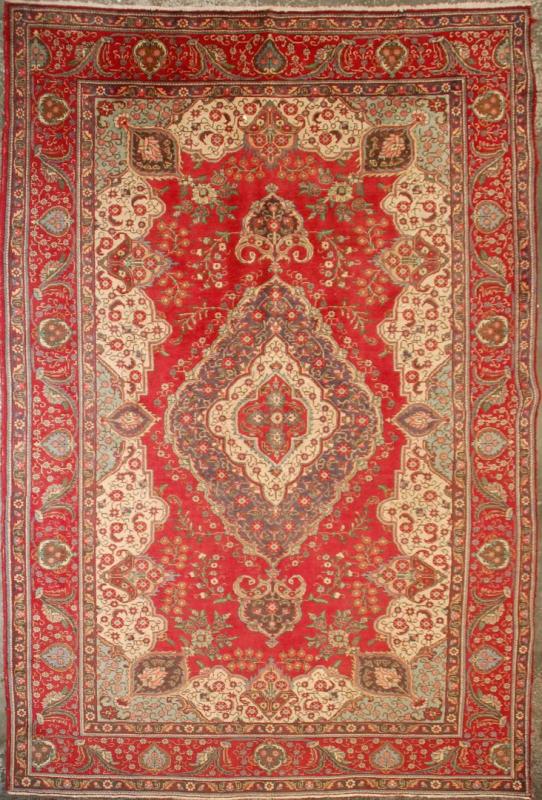 A MID TO LATE 20TH CENTURY PERSIAN TABRIZ RUG