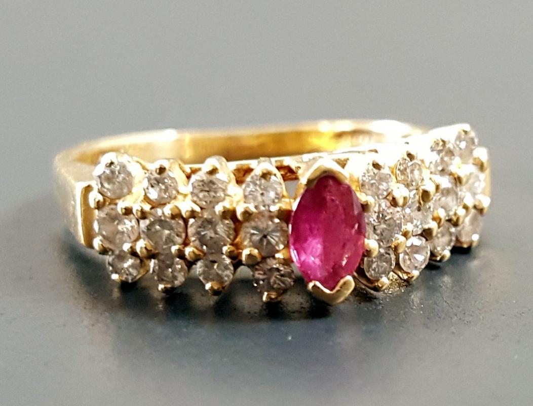 A 14K GOLD LADIES RUBY AND WHITE SAPPHIRE RING