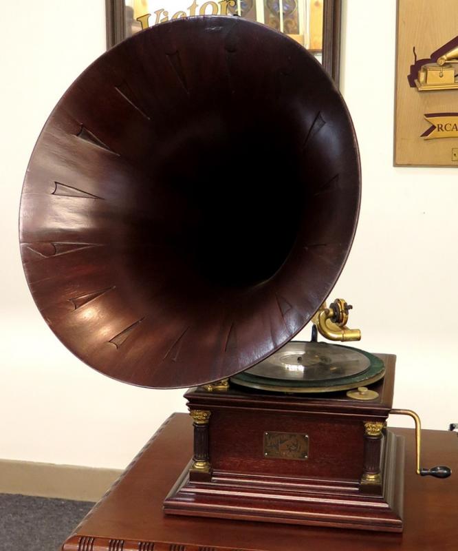 MAHOGANY VICTOR VI PHONOGRAPH WITH SPEARTIP HORN
