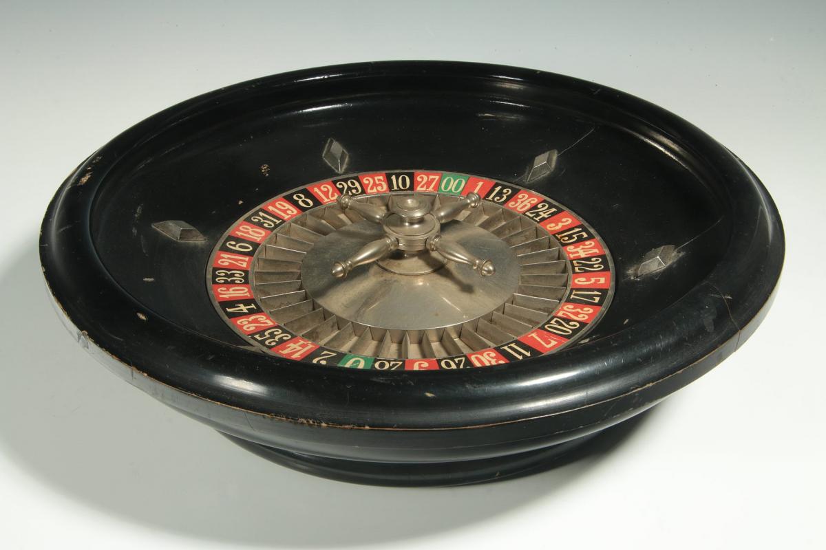 A CIRCA 1900 FRENCH TABLE-TOP ROULETTE WHEEL GAME