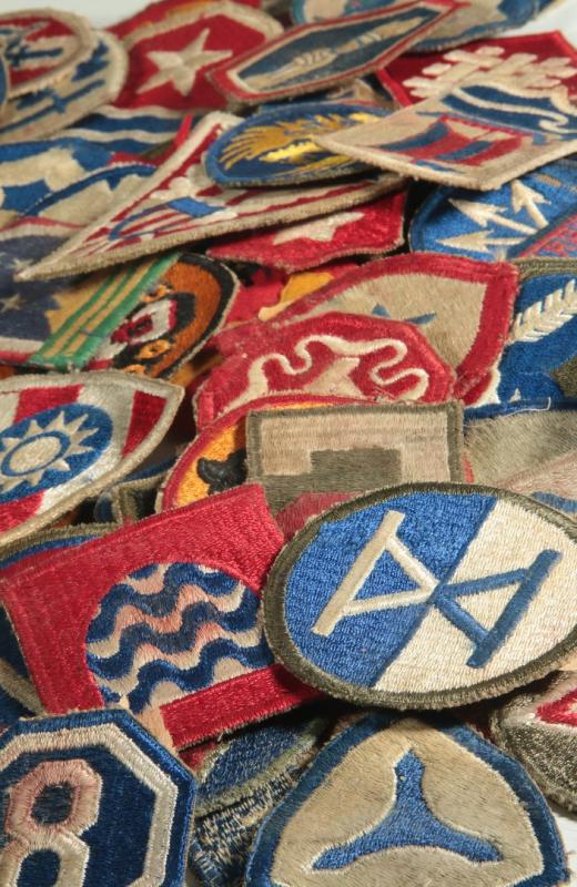 A COLLECTION OF 105 WWII-ERA US ARMY PATCHES