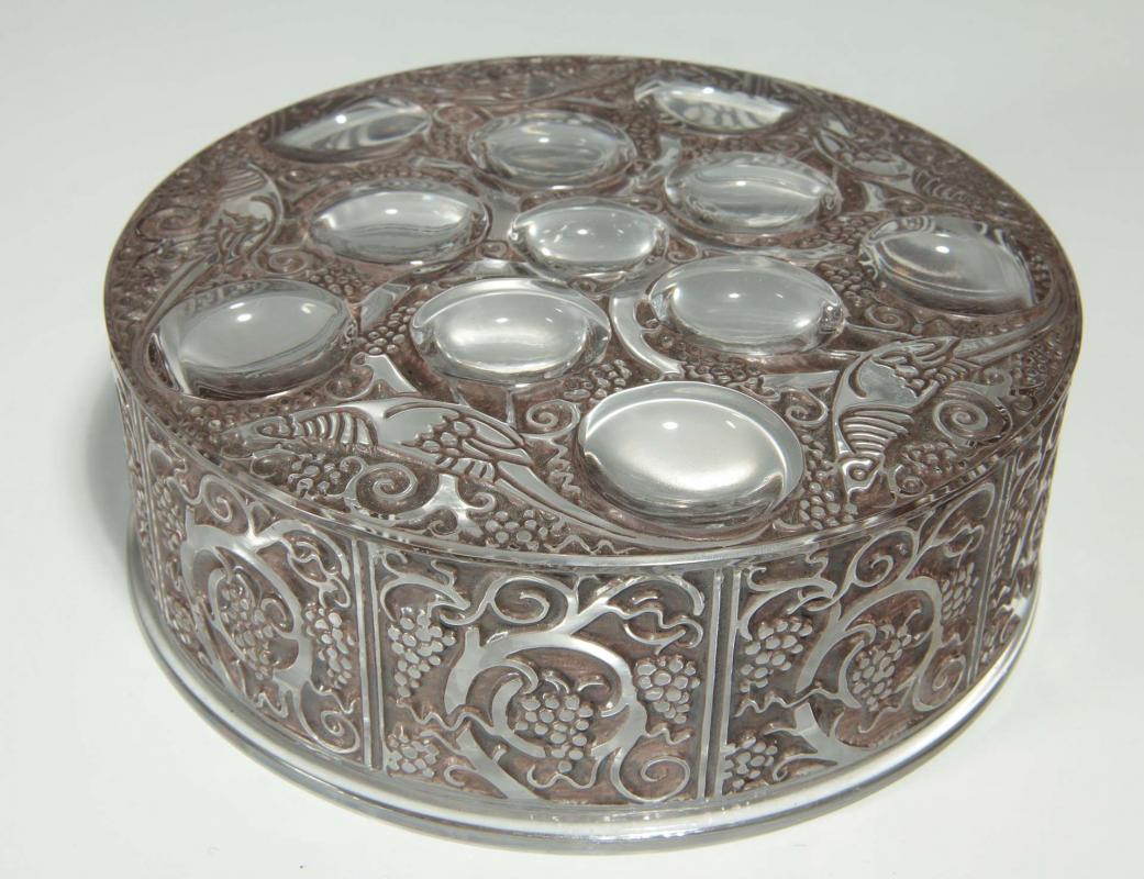 A LALIQUE FRENCH CRYSTAL 'ROGER' DRESSER BOX