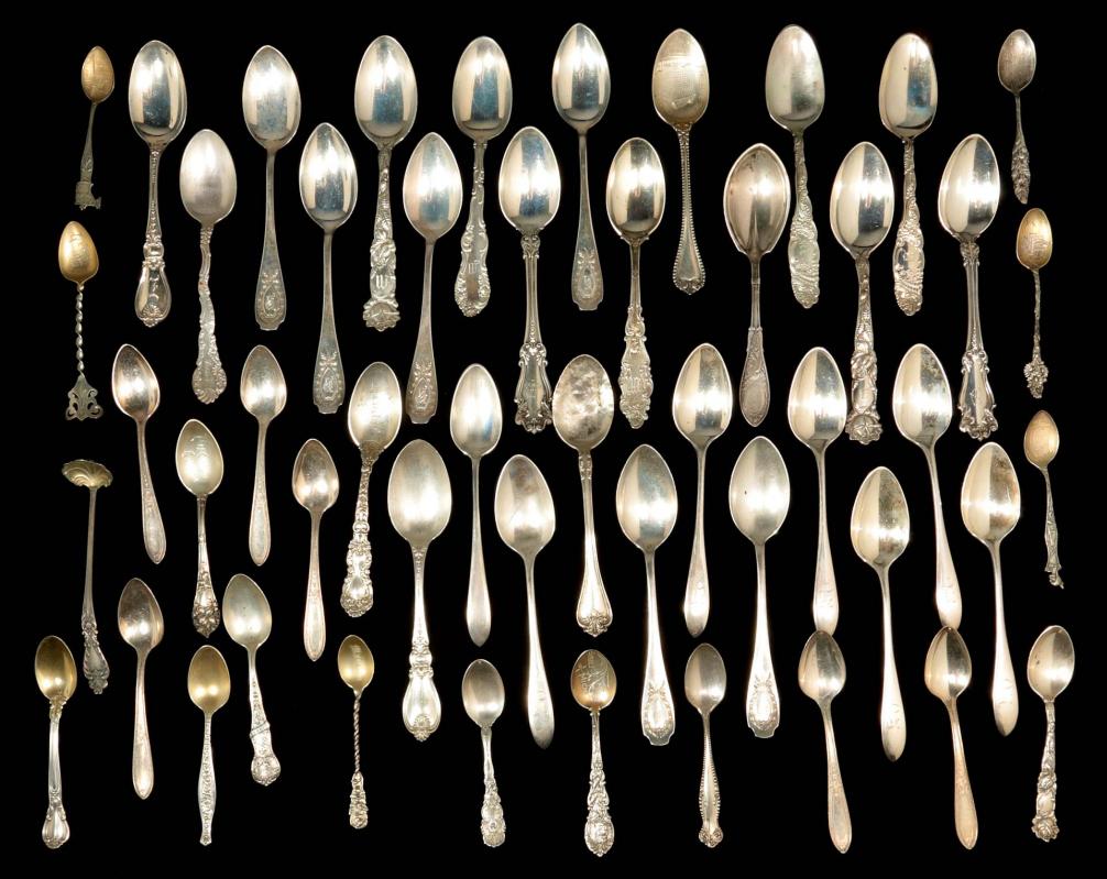 AN ESTATE LOT OF MIXED STERLING SILVER SPOONS