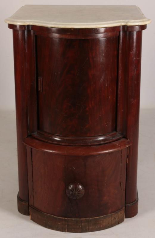 A 19TH C. AMERICAN BOW FRONT COMMODE WITH MARBLE