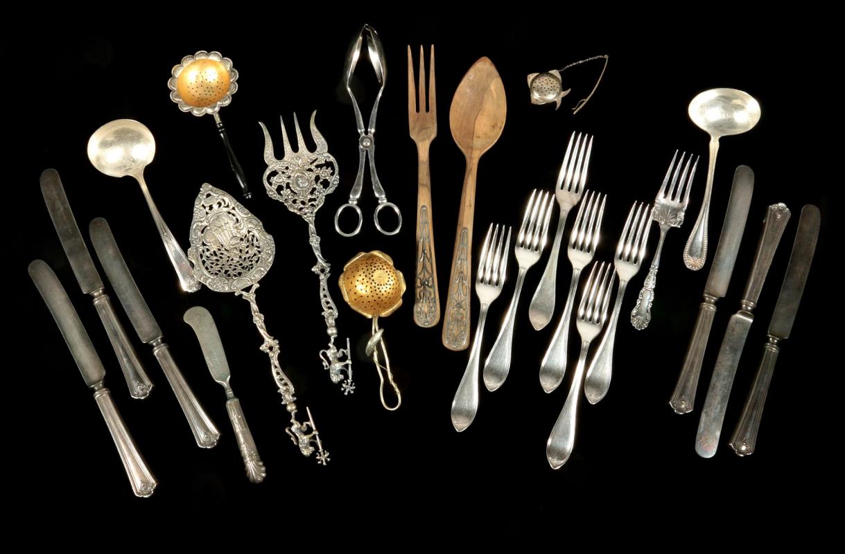 A COLLECTION OF ESTATE FLATWARE AND SERVING PIECES