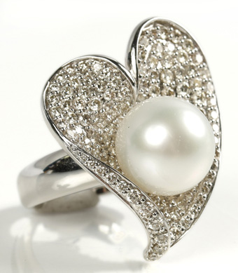 Pearl Heart-Shaped Ring with Pave Diamonds